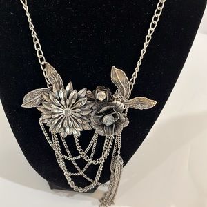 Silver tone necklace